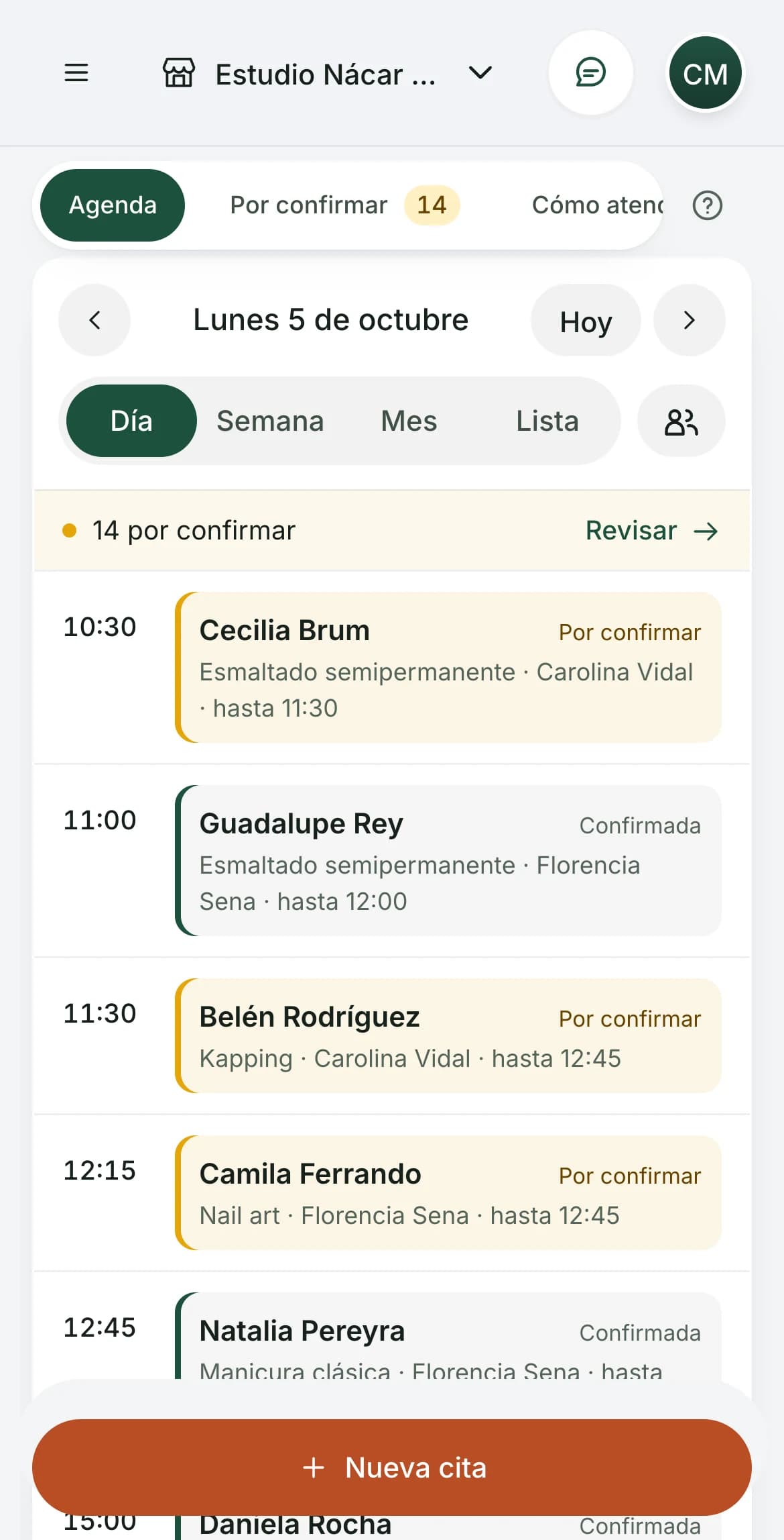Agenda de Bigu en el celular: el lunes de un estudio de uñas, con cada cita de esmaltado semipermanente, kapping o nail art, su horario, su clienta, quién la atiende y si está confirmada. Datos de demostración.