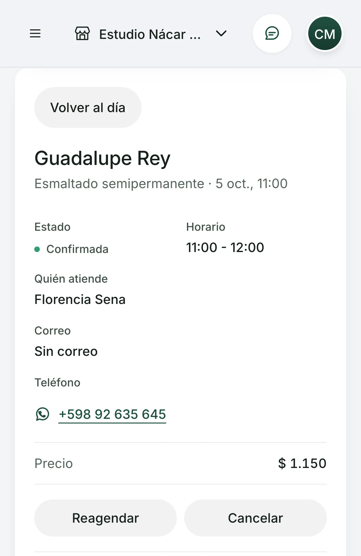 Detalle de una cita de demostración en el celular: la clienta, el esmaltado semipermanente, el horario, el estado confirmado, quién la atiende, el teléfono y el precio, con las acciones para reagendar o cancelar.
