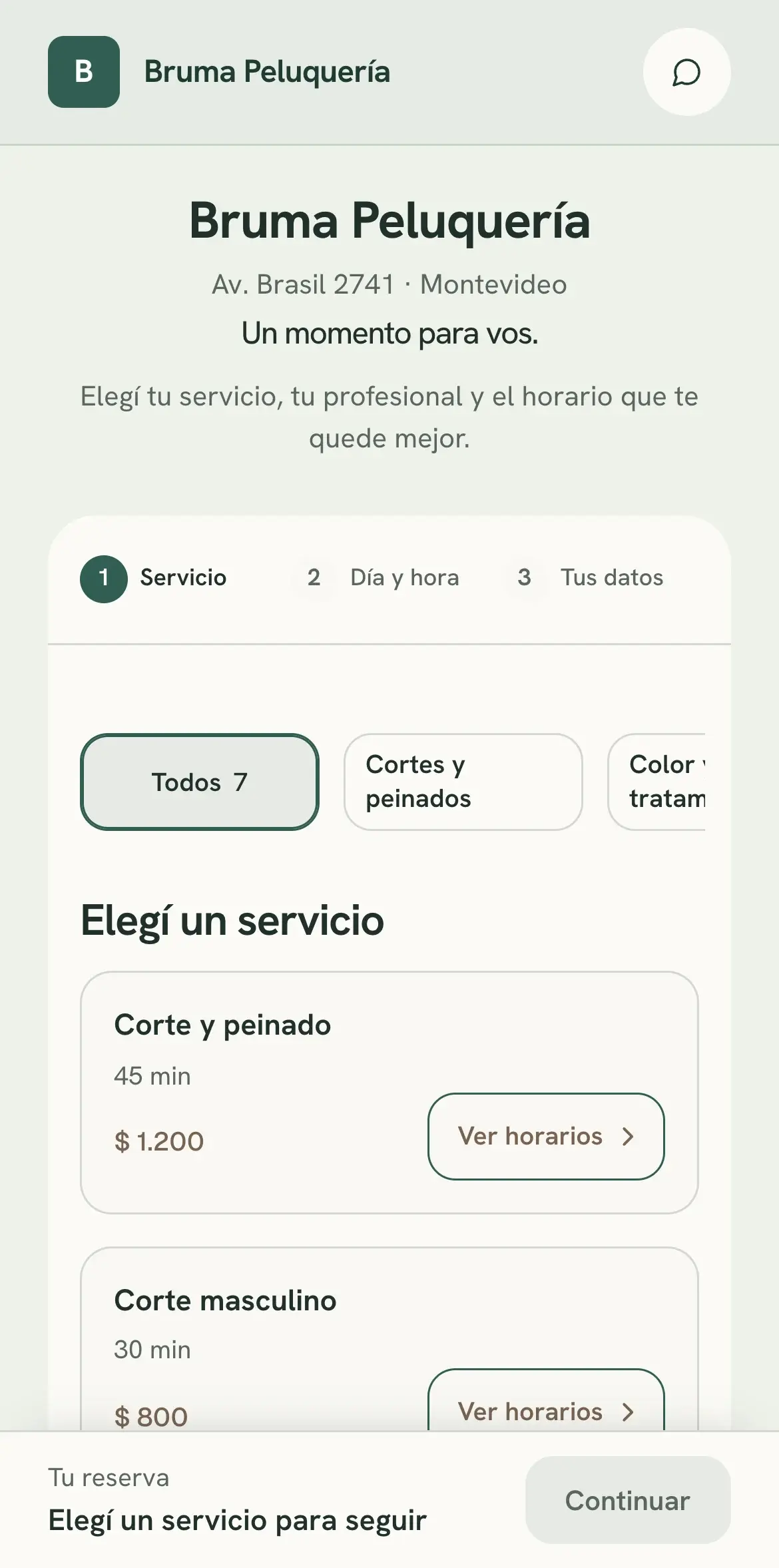 Página de reservas de Bruma Peluquería en el celular: la clienta elige el servicio, la profesional y el horario.